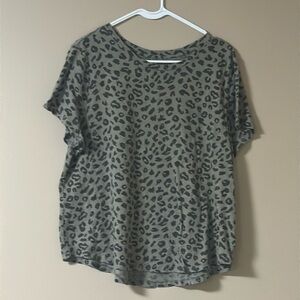 Old Navy everywear size XL green cheetah print short sleeve shirt